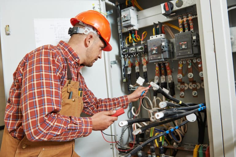 Technicien de maintenance industrielle  Fiche métier [2023]